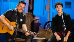 Bruno e seu filho, Enzo Rabelo durante show
