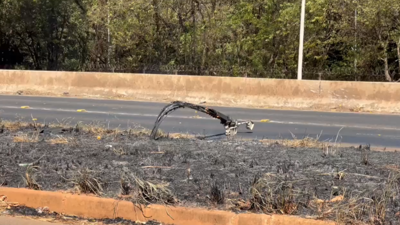 Vegetação fica em chamas e fogo atinge radar de segurança na BR-365