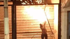 Homem tenta furtar fios e provoca explosão de faíscas na rede elétrica em via central de Uberlândia