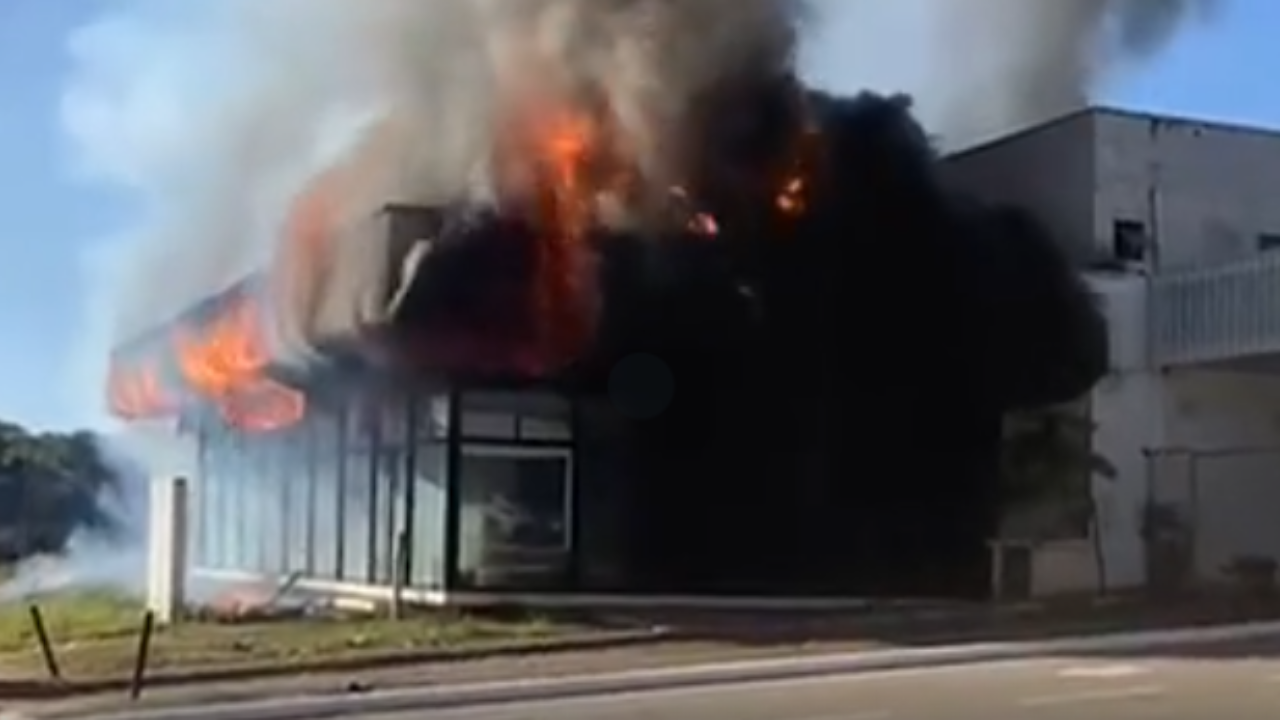 Incêndio atinge imóvel desocupado às margens da BR-040 em Paracatu