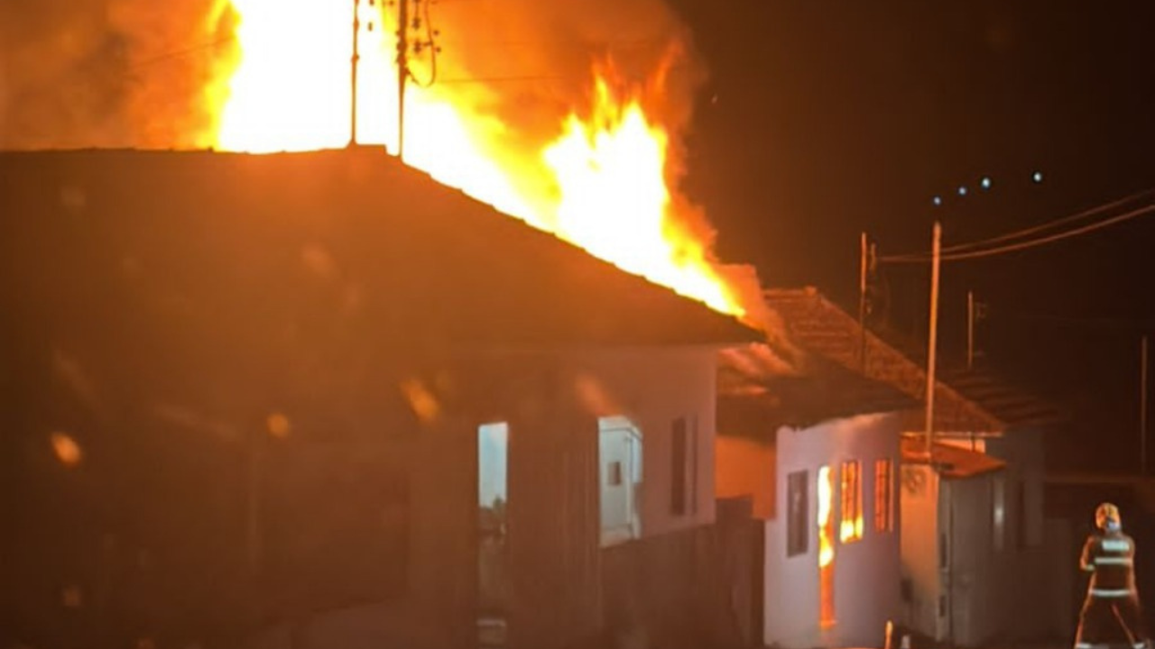 Incêndio destrói casa após vazamento de gás e estrutura ameaça desabar, em Sacramento
