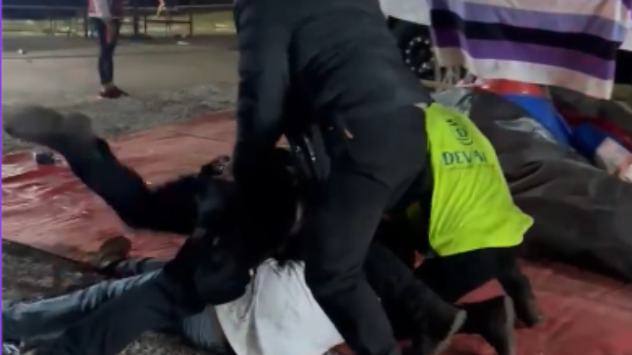Vídeo mostra confusão e jovem é agredido por seguranças durante evento no Parque de Exposições Vídeo mostra confusão e jovem é agredido por seguranças durante evento no Parque de Exposições