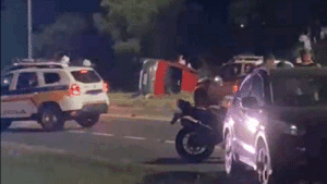 Perseguição policial termina em tiroteio e acidente com seis vítimas, entre elas duas crianças, em Uberlândia