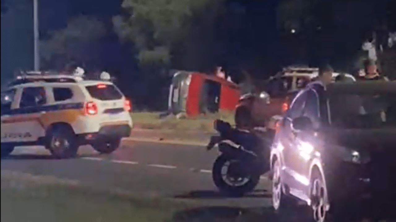 Perseguição policial termina em tiroteio e acidente com seis vítimas, entre elas duas crianças, em Uberlândia
