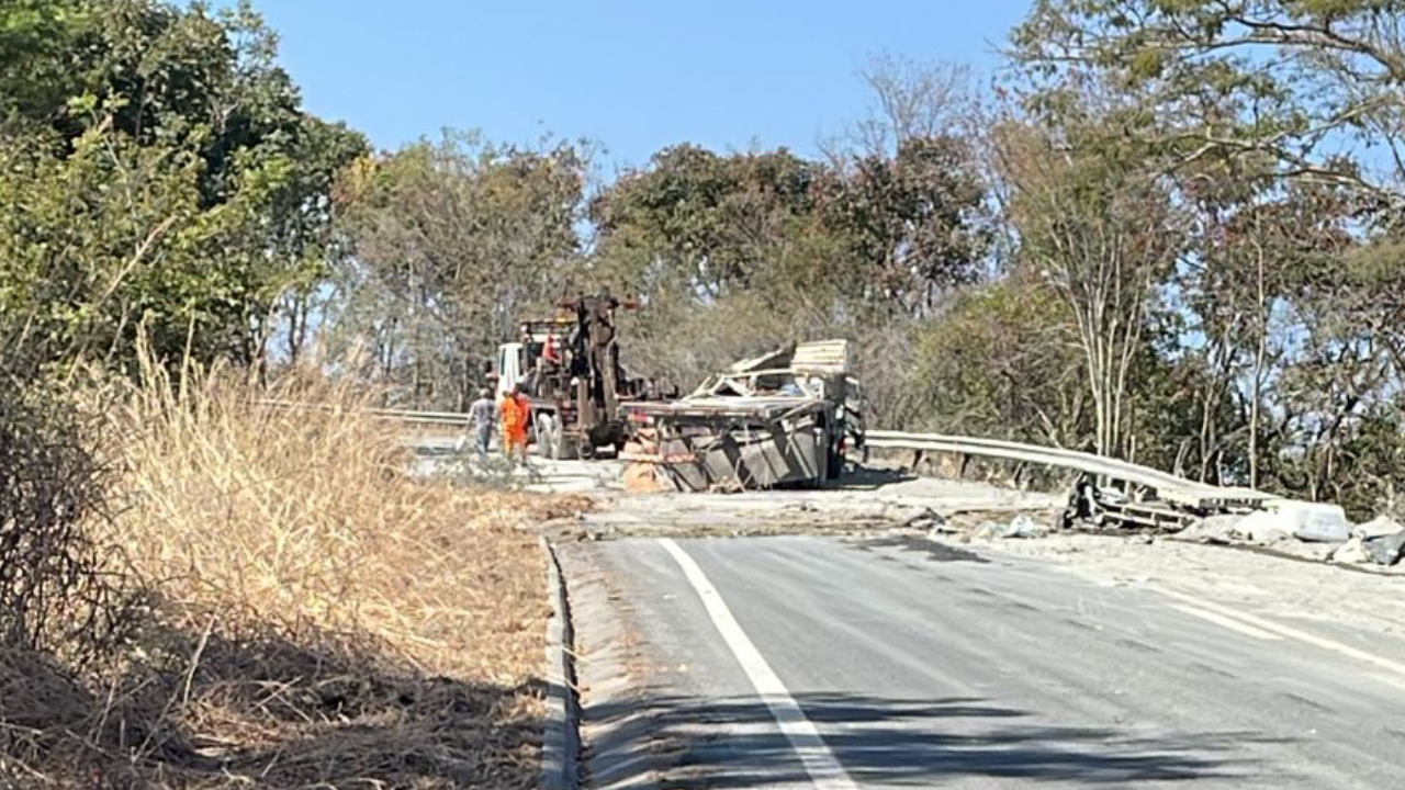 Pista onde caminhão transportando cimentou tombou