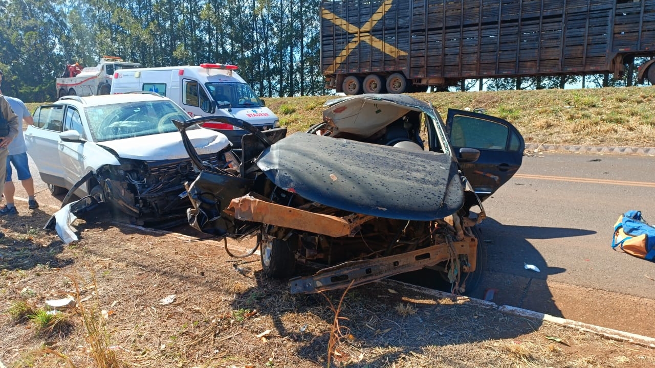carros após acidente na BR-153 em Centralina