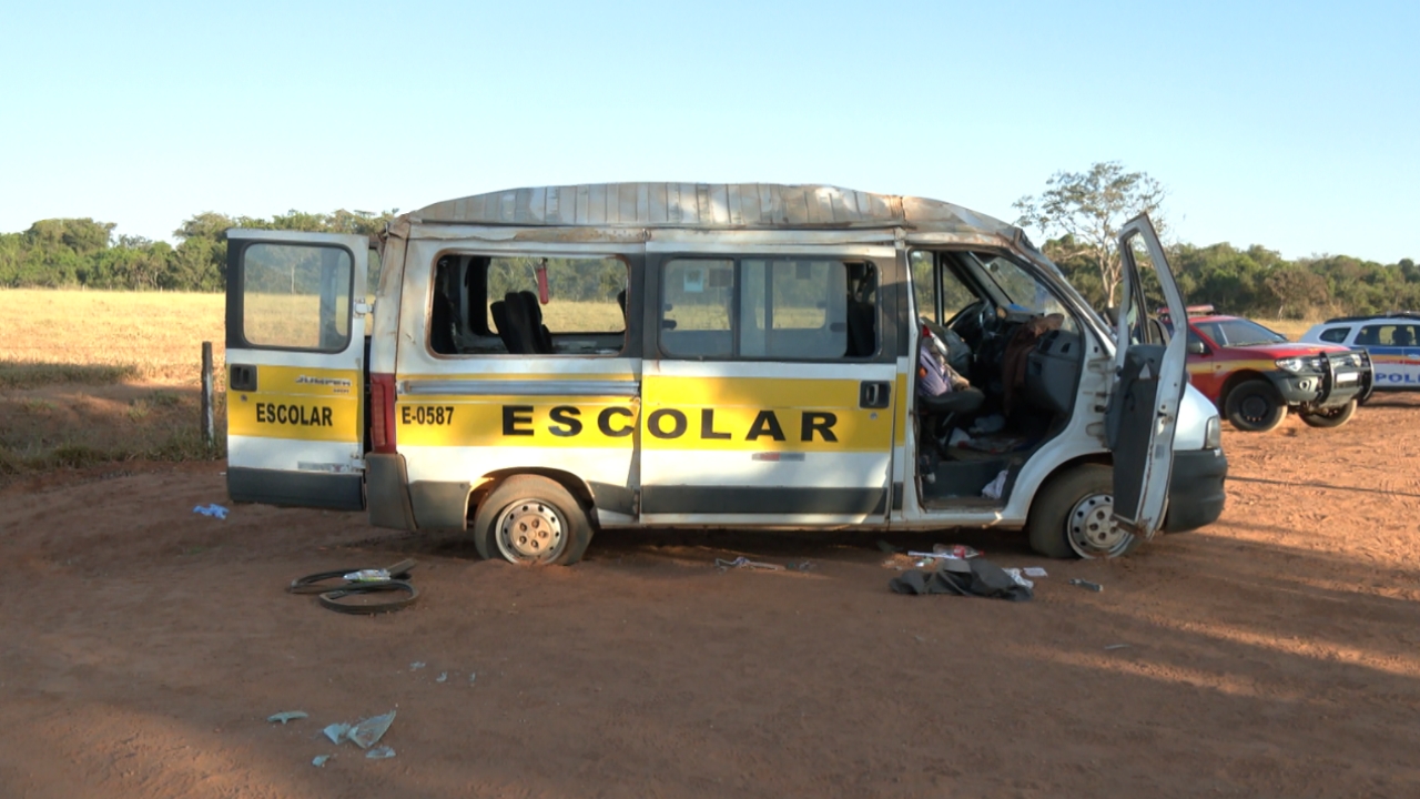 acidente com van escolar; a van ficou destruída