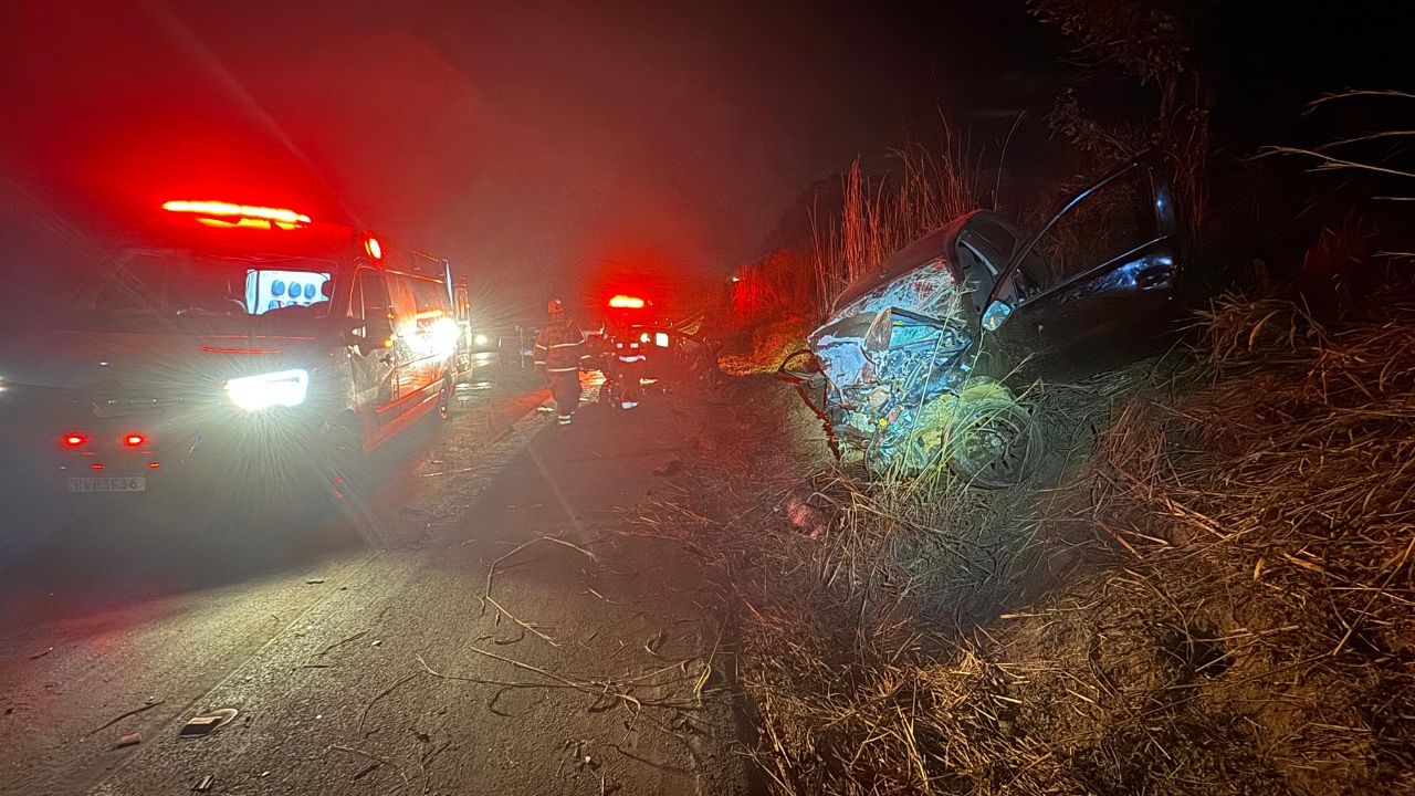 Carro batido após acidente Carro batido após acidente