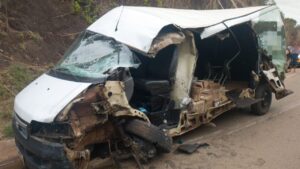 Van destruída após colisão na BR-352 em acidente em Monte Carmelo