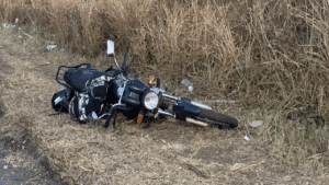 Moto do motociclista que sofreu um acidente com carretas em Uberlândia
