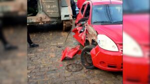 Foto mostra como ficou carro após acidente com tanque do Exército