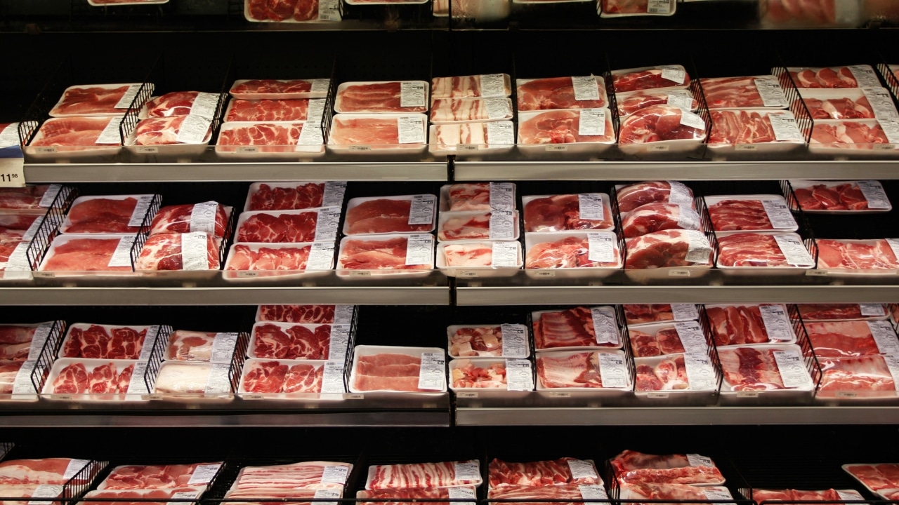 Açougueira que trocava códigos de carnes é demitida por justa causa