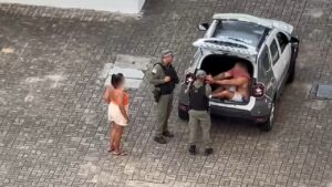 agride a namorada com cerca de 60 socos
