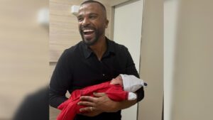 Alexandre Pires com o primeiro neto