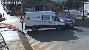 Ambulância atinge carro em avenida movimentada de Patos de Minas