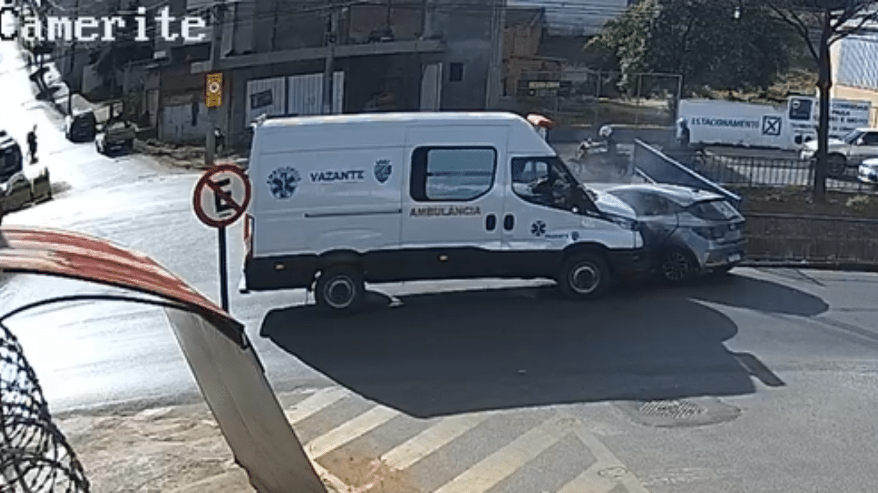 Ambulância atinge carro em Rua Cinco de Maio com a Avenida Fátima Porto, em Patos de Minas
