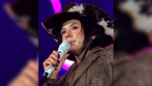 Ana Castela chora durante show