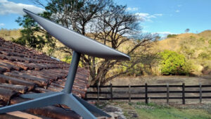 Antena da StarLink na zona rural