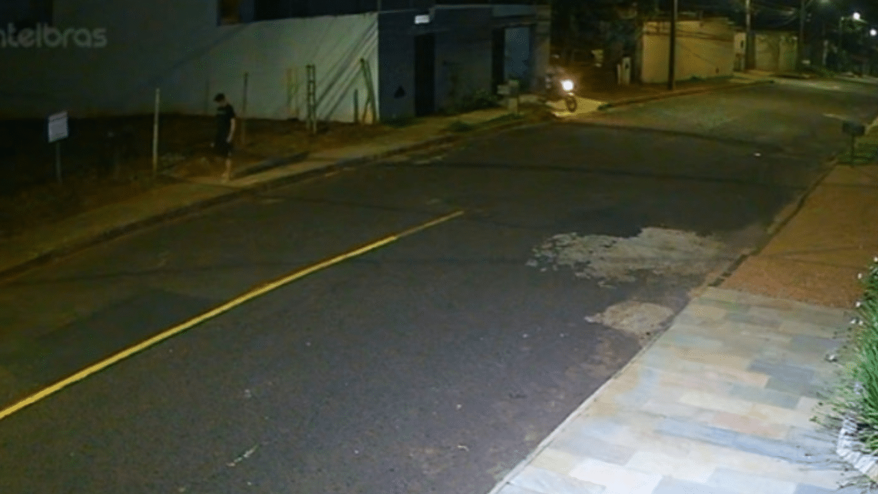 Câmeras de segurança registram assalto armado no Jardim Karaíba, em Uberlândia