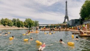 Banhistas no rio Sena, em Paris, após reabertura para banho.