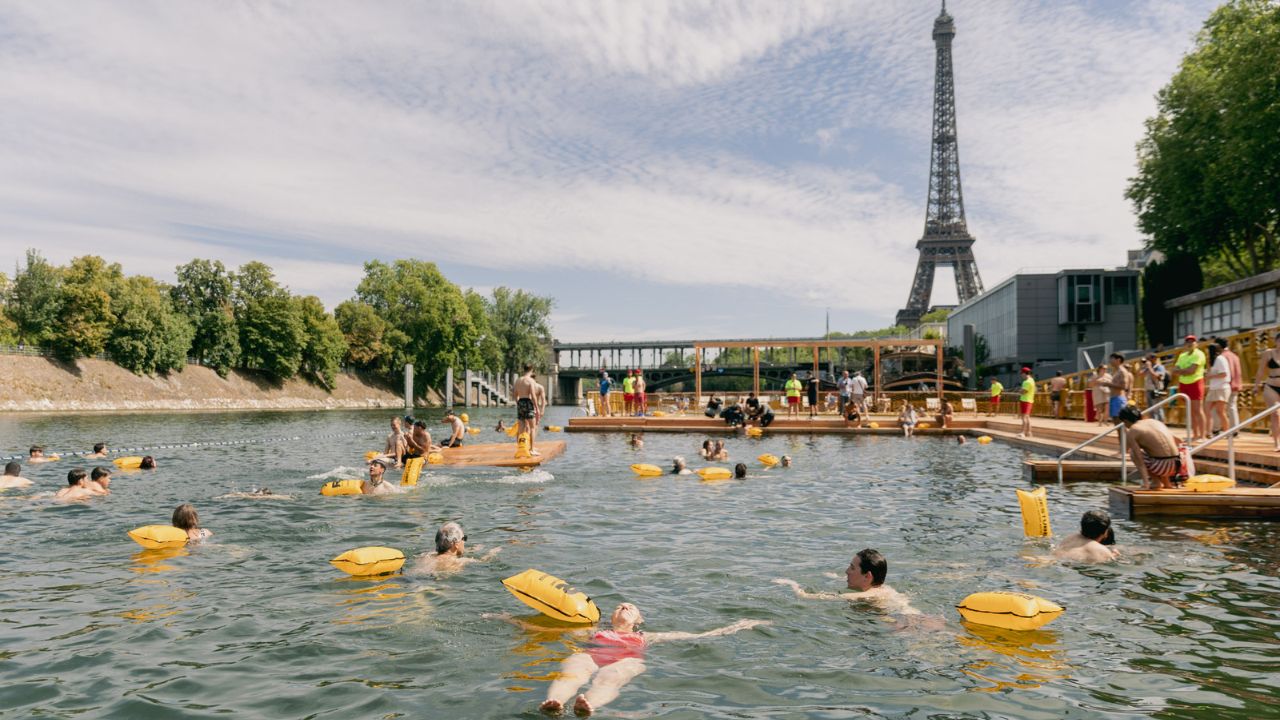 Banhistas no rio Sena, em Paris, após reabertura para banho.