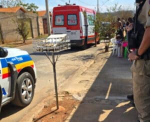 Polícia Militar e SAMU foram acionados para caso do recém-nascido ferido após briga familiar em rua de Patos de Minas