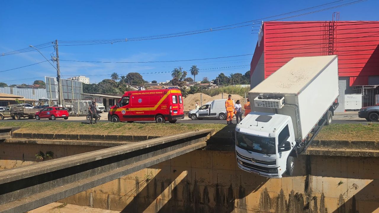 Caminhão preso em córrego de Araxá