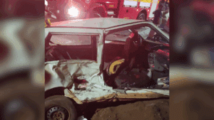 Fiat Uno fura sinal e caminhonete capota após batida, em Ituiutaba