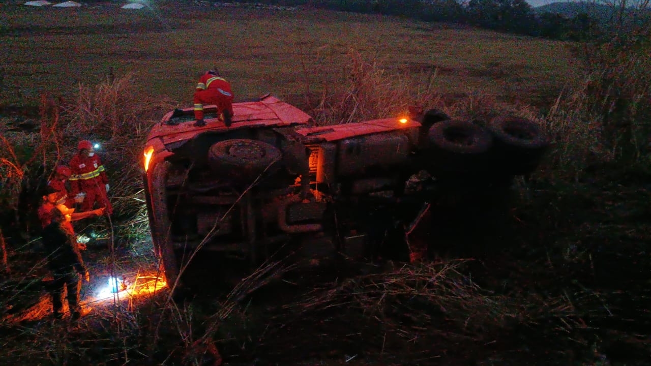 carreta tombada na rodovia