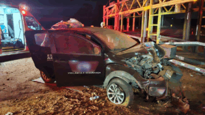 Grave acidente entre carreta cegonheira e carro de escolta deixa dois feridos na BR-365