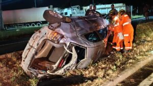 Capotamento deixa três feridos na MGC-497 em Uberlândia