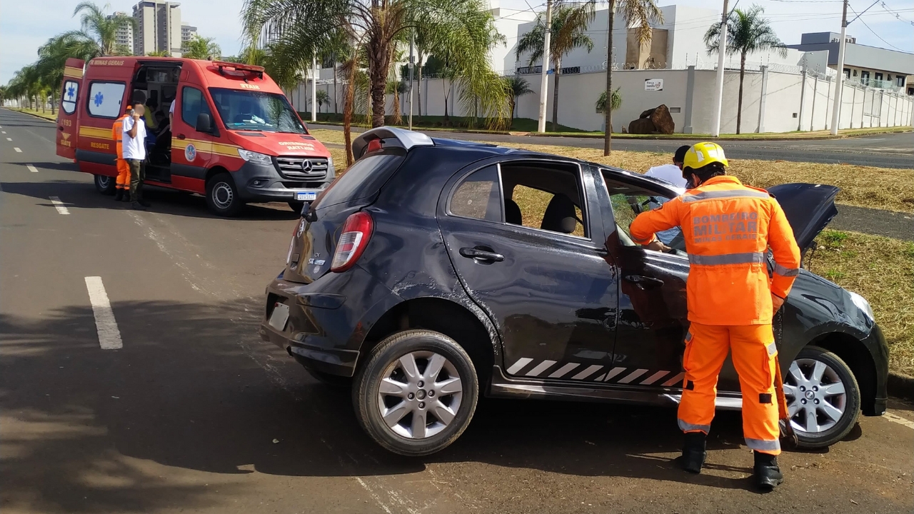 Carro com quatro adolescentes que capotou