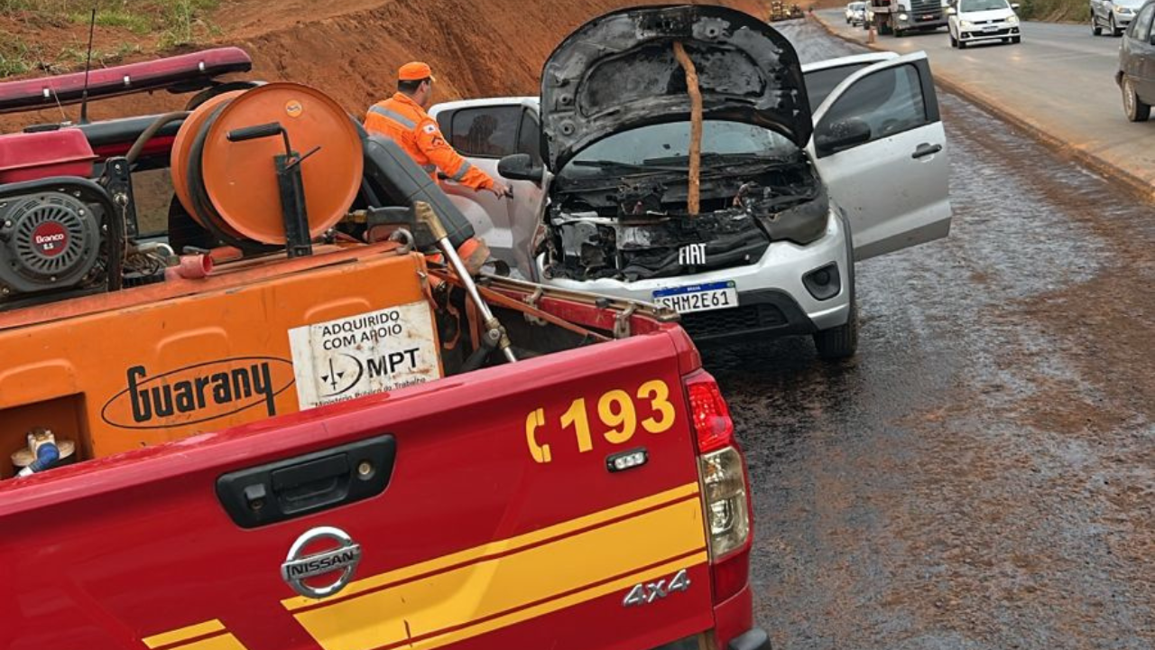 Carro pega fogo na MGC-354 e mobiliza equipes do Corpo de Bombeiros em Patos de Minas