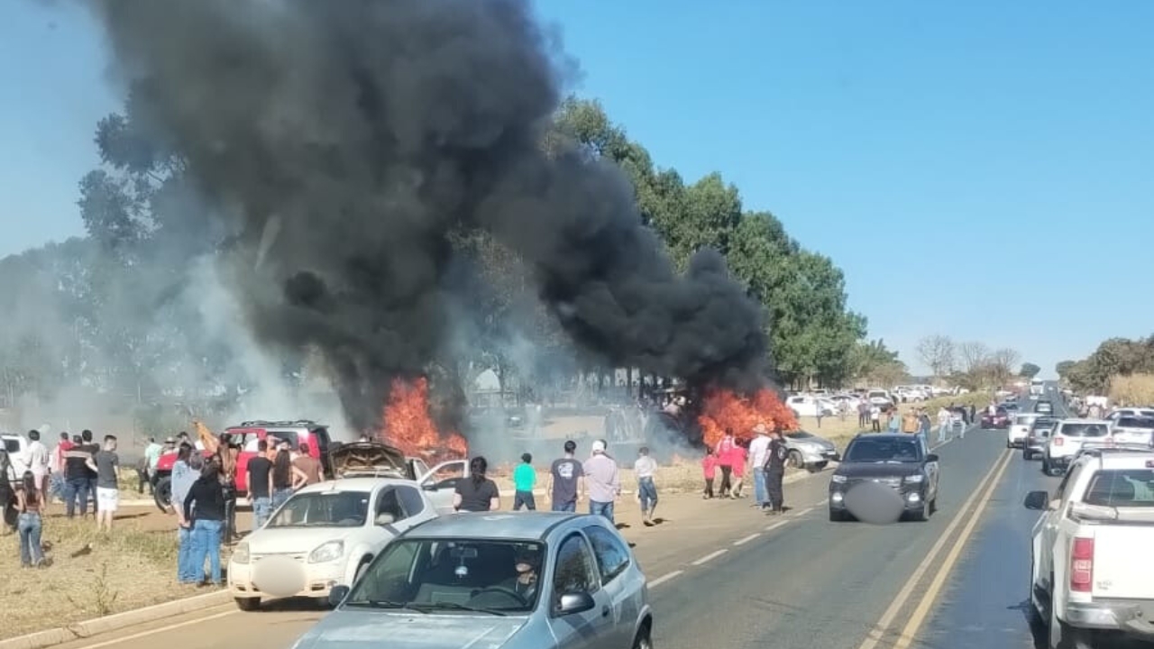 Dois carros pegam fogo em Carmo do Paranaíba