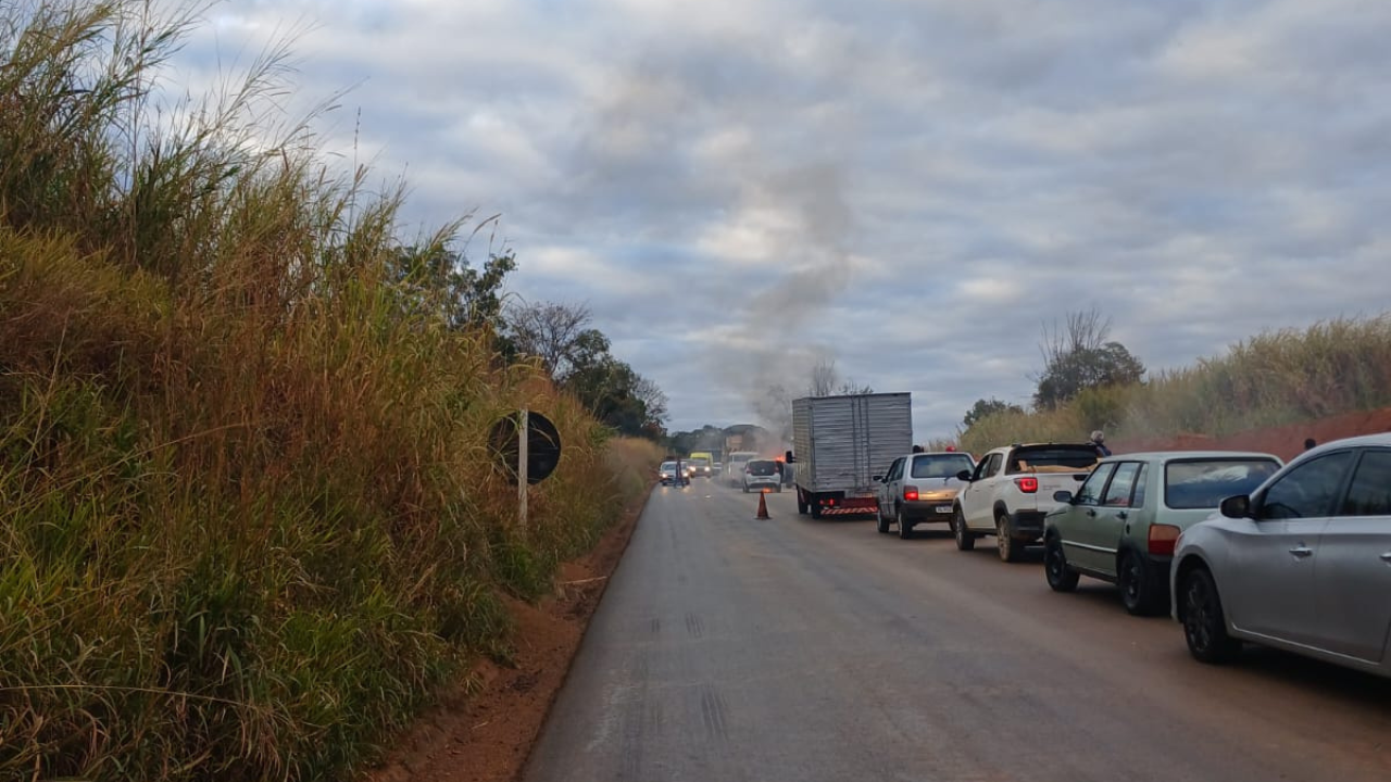 Carro pega fogo e populares controlam fogo com ajuda de caminhão pipa no km 169 da MGC-354