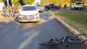 Ciclista fica ferido após acidente com carro em avenida de Uberlândia