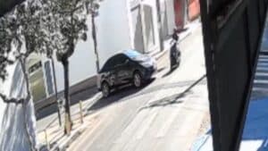 Moto bate em carro em cruzamento de Uberlândia