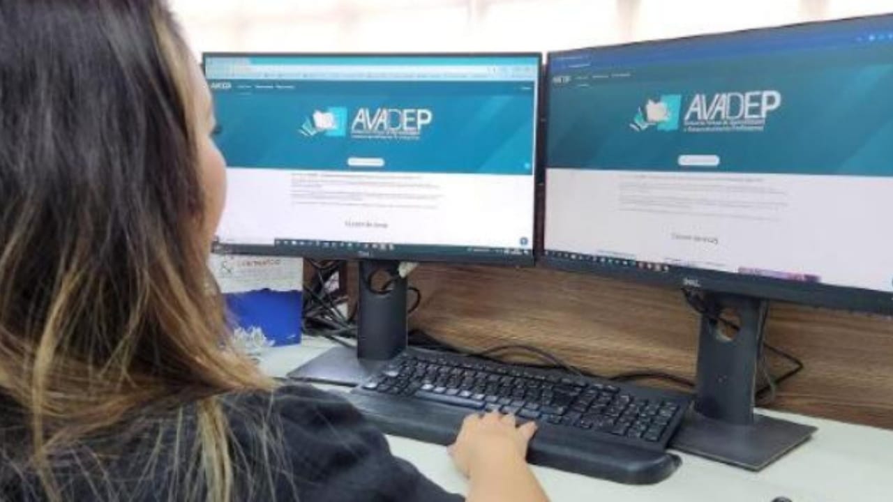 mulher se increvendo no curso de formação em práticas pedagógicas