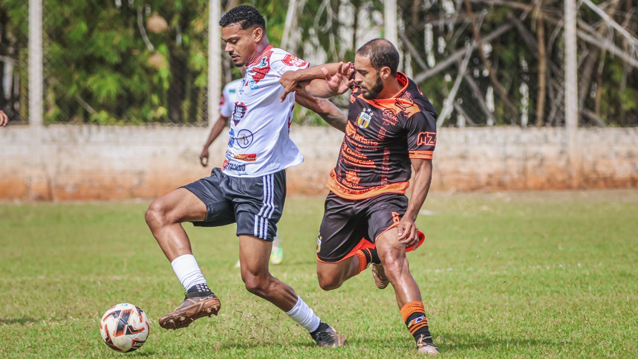 Jogadores da Divisão Especial disputando bola Jogadores da Divisão Especial disputando bola