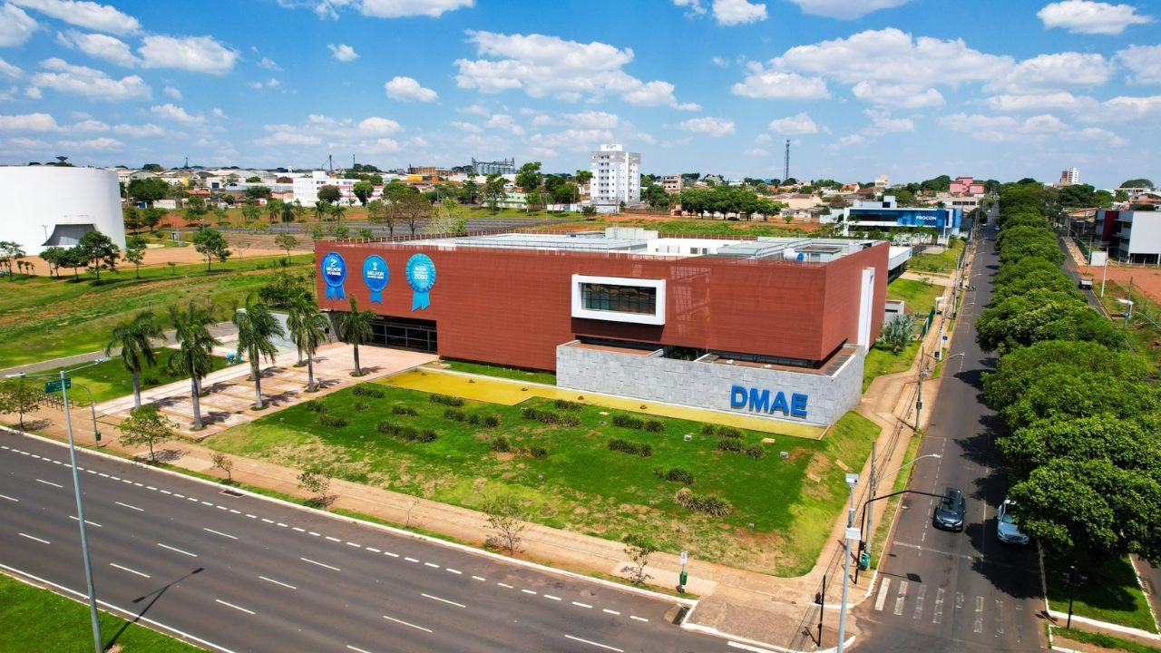manutenção do Dmae; faixada do departamento