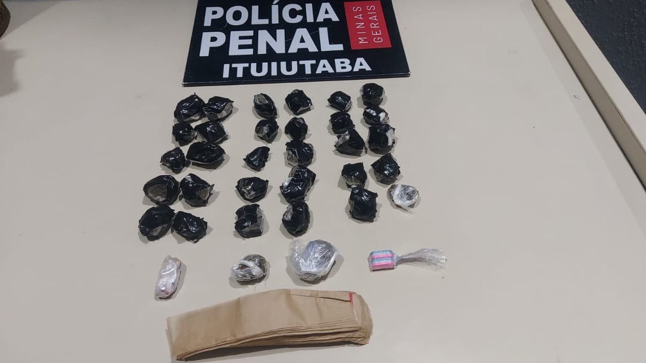 Dentro de um invólucro envolto em preservativo e fita isolante, foram encontrados 32 porções de substância semelhante à maconha, dois comprimidos de ecstasy, seis palitos de fósforo partidos ao meio e papéis de seda.