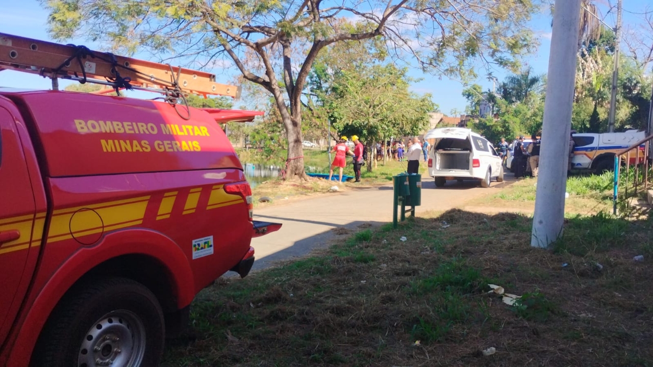 Bombeiros trabalhando para retirar o corpo da água