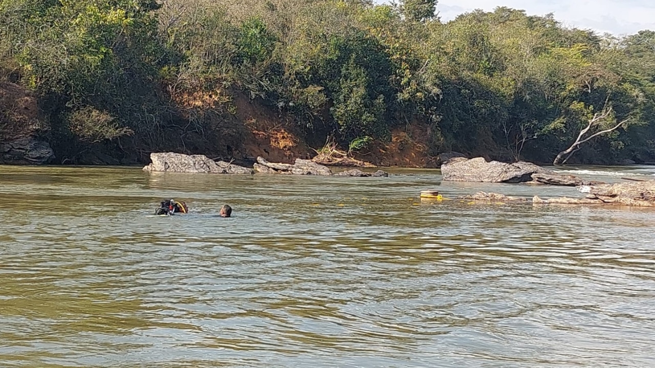 Bombeiros procurando corpo de homem no Rio Quebra Anzol, em Perdizes
