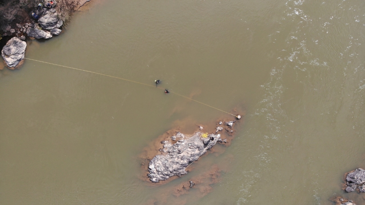 Bombeiros procurando corpo de homem no Rio Quebra Anzol, em Perdizes