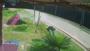 Veículo caindo em vala em Rorainópolis, em Roraima, após adolescente pegar o carro escondido dos pais.