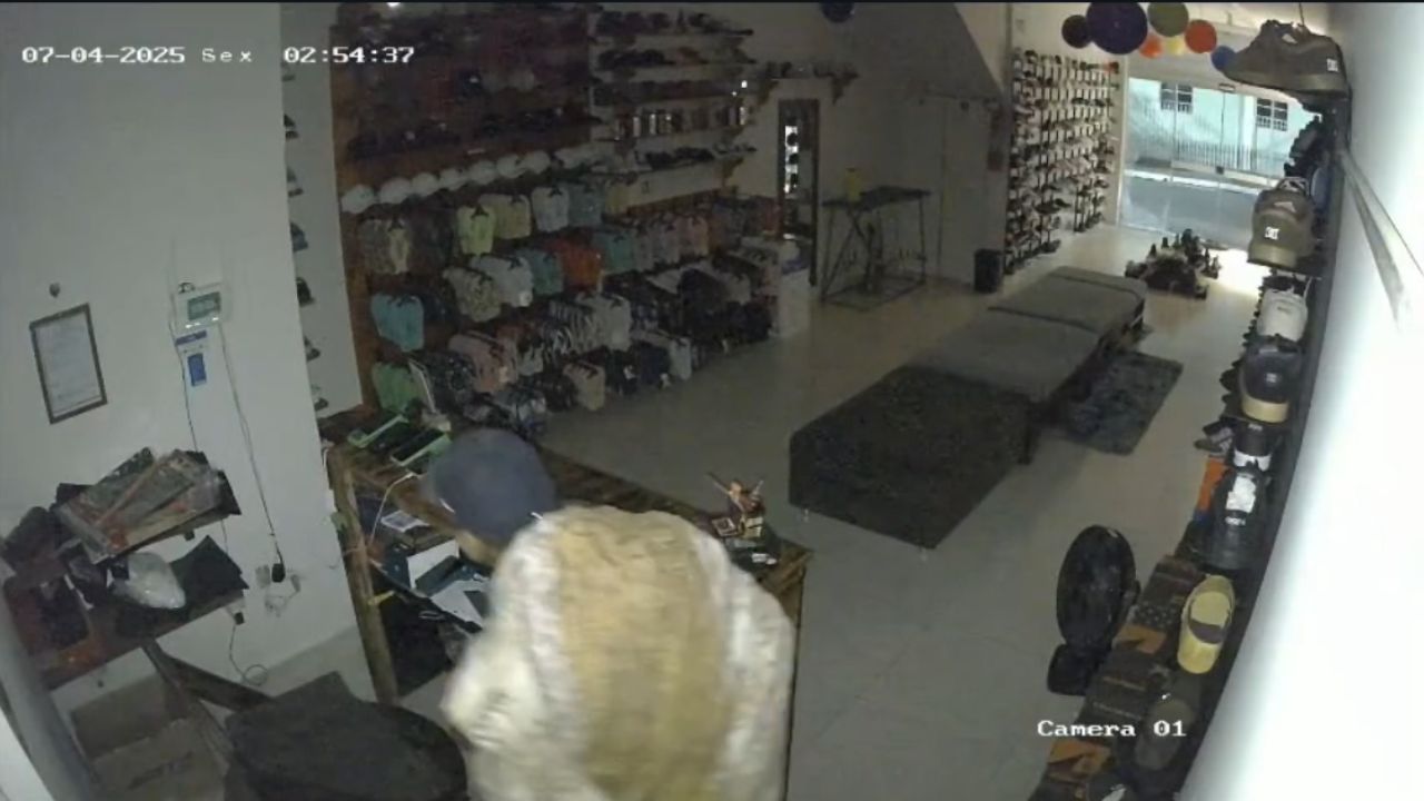 homem invade loja em João Pinheiro
