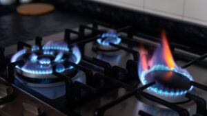 Banhos mais longos e o preparo de alimentos de cozimento prolongado aumentam o consumo do gás de cozinha, saiba como economizar