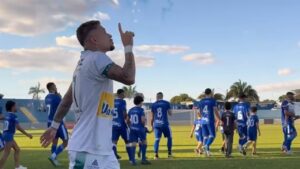 Geovane, jogador do Uberlândia, apontando para o céu