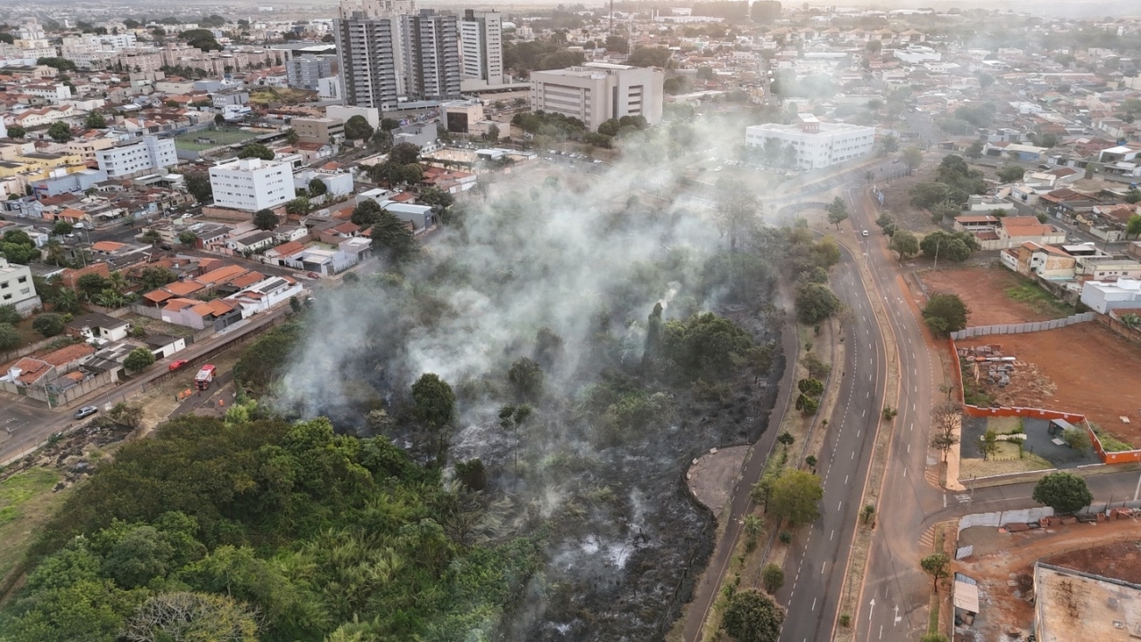 Incêndios em Uberaba atingem área de mata, pastagens e bairro residencial