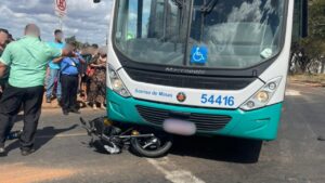 Acidente entre moto e ônibus em Uberlândia deixa dois feridos